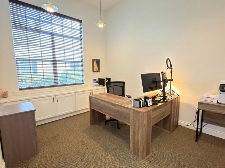More Photos Of 1931 Commerce Ln, Jupiter Office For Sale
