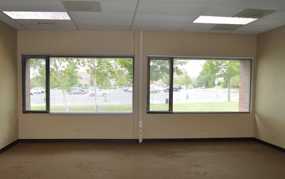 More Photos Of 915 N Plum Grove Rd, Schaumburg Office For Sale