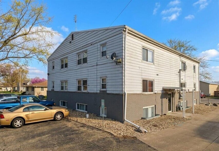 Primary Photo Of 522 N Main St, Hanna City Apartments For Sale