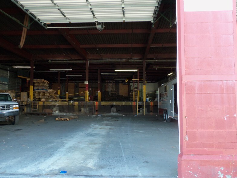 More Photos Of 10 Park St, Amsterdam Distribution For Lease