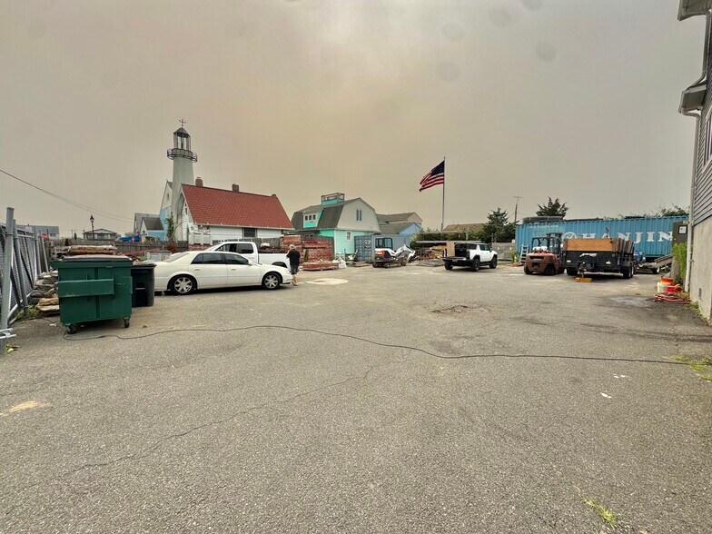 More Photos Of 19 Suffolk St, Freeport Office For Sale