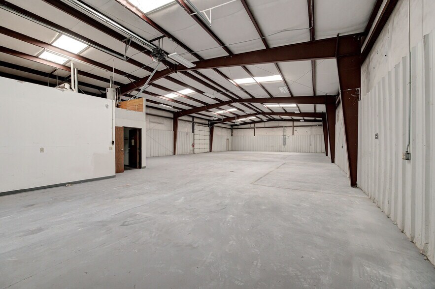 More Photos Of 412 Glade Ave, Oklahoma City Manufacturing For Lease