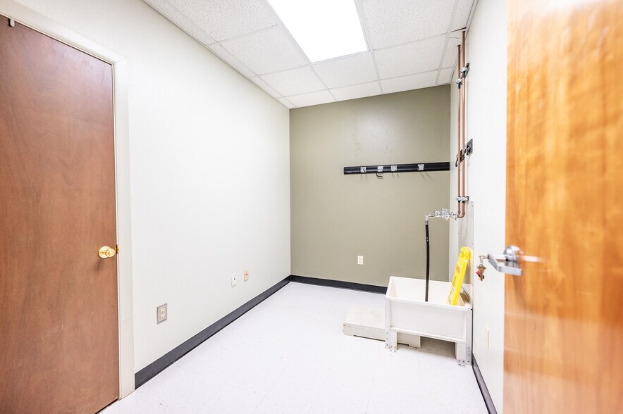 More Photos Of 1105 Avenue H, Bay City Medical For Lease