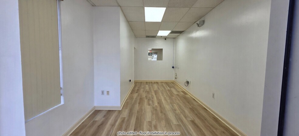 More Photos Of 7810 Kingspointe Pky, Orlando Warehouse For Lease