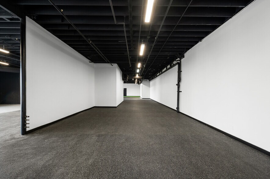 More Photos Of 800 E Dyer Rd, Santa Ana Showroom For Lease