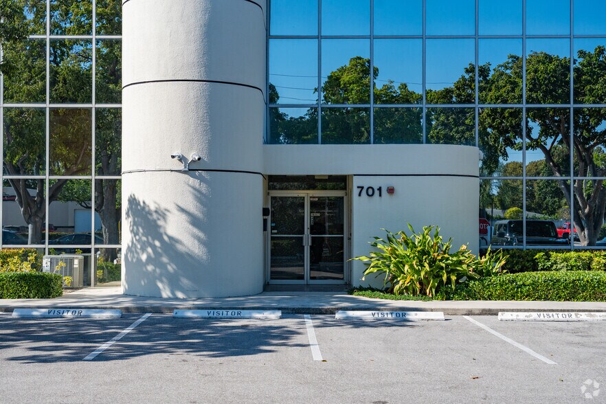 More Photos Of 701 E Commercial Blvd, Oakland Park Medical For Sale