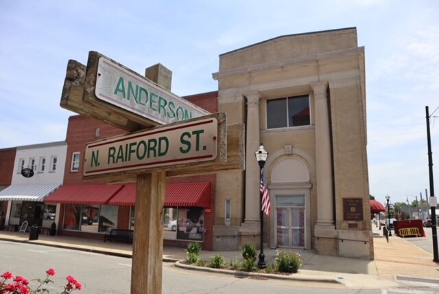 More Photos Of 100 N Raiford St, Selma Office For Lease