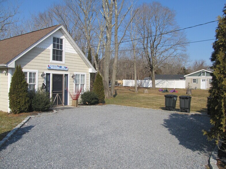 More Photos Of 591 Main St, Center Moriches Apartments For Lease