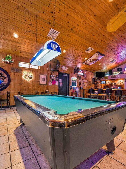 More Photos Of 142 S Main St, Jefferson Flex For Sale