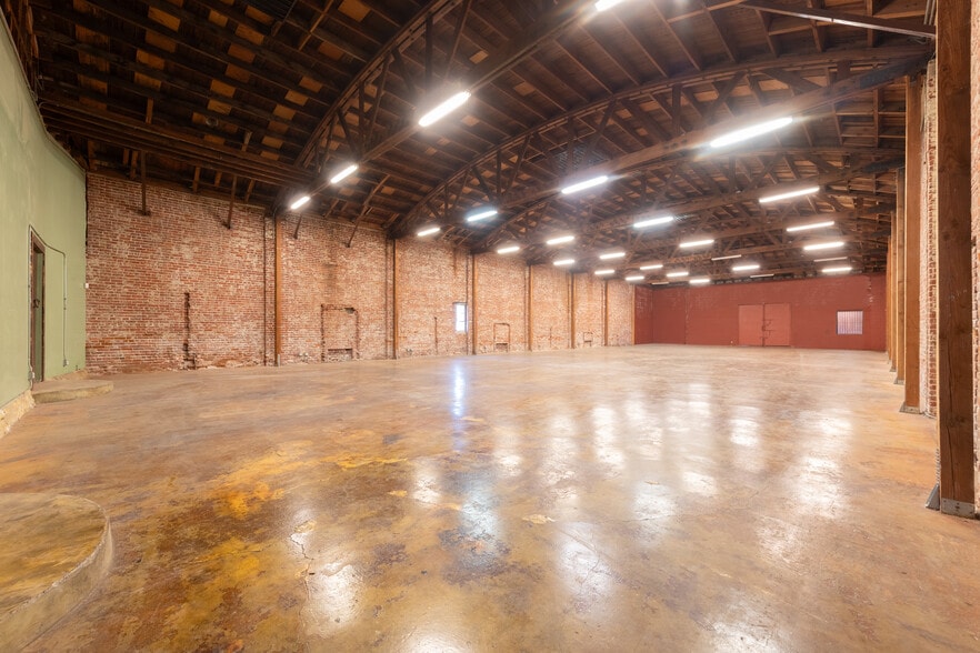 More Photos Of 5000 W Adams Blvd, Los Angeles Showroom For Lease