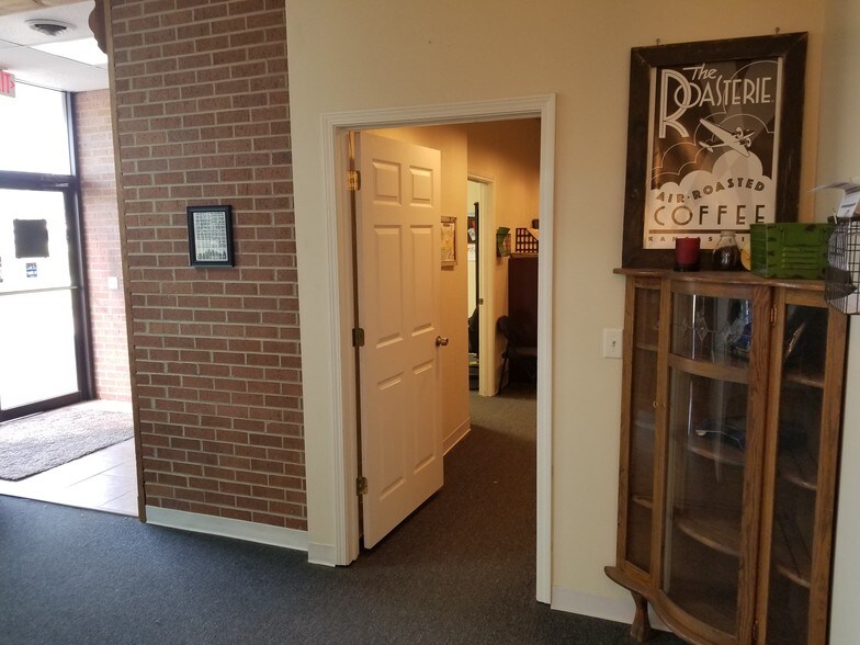 More Photos Of 3100-3102 S 24th St, Kansas City Storefront Retail Office For Lease