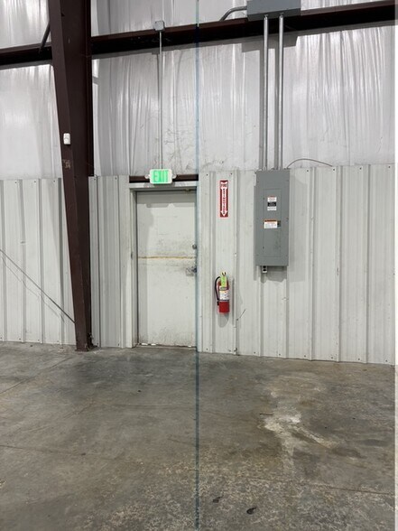 More Photos Of 9708 NW 6th St, Oklahoma City Distribution For Lease