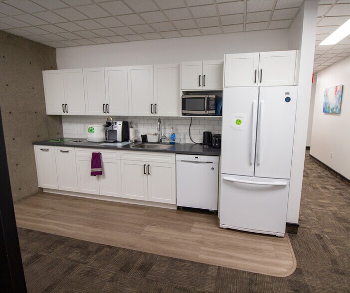 More Photos Of 401 21A St N, Lethbridge Office For Sale