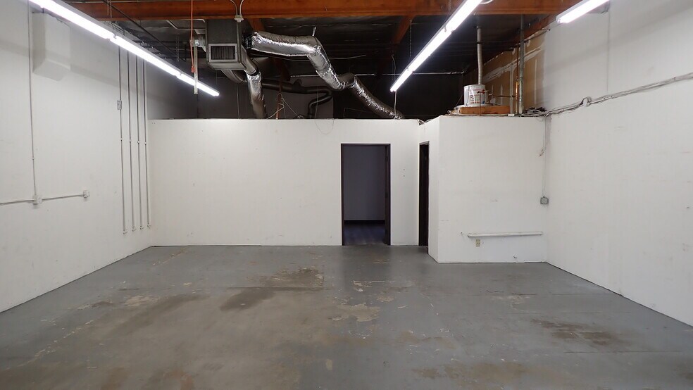 More Photos Of 19205 Parthenia St, Northridge Service For Lease