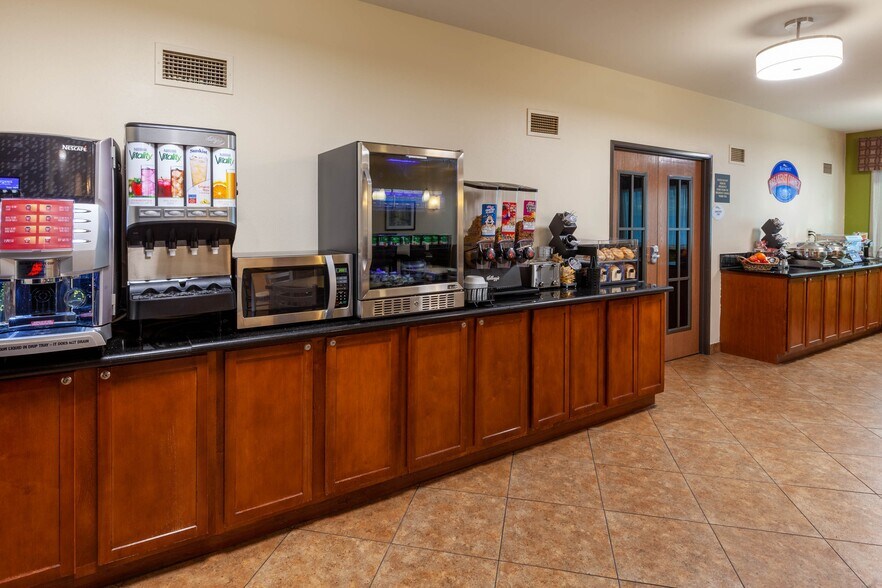 More Photos Of 1400 US Highway 31, Beulah Hotel For Sale