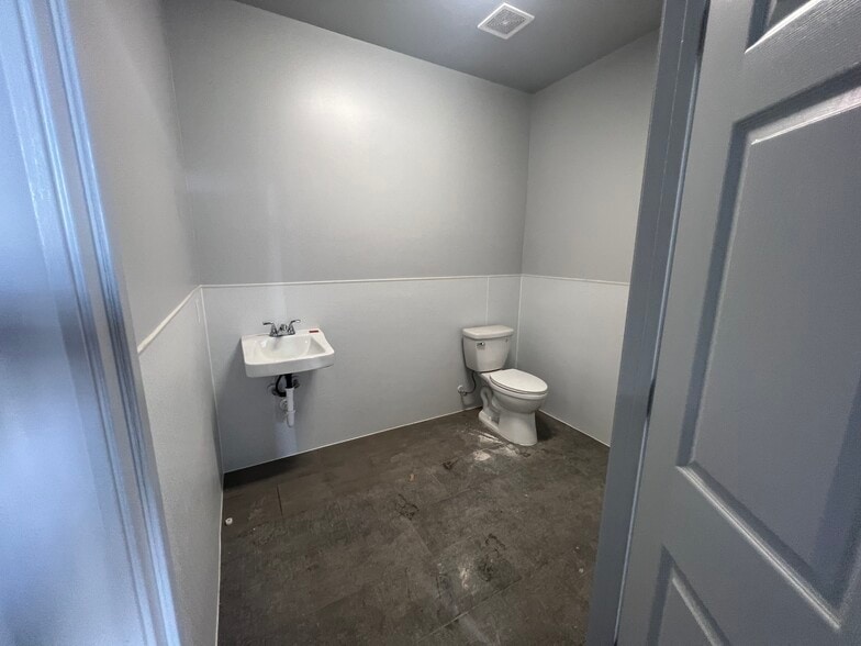 More Photos Of 6229 Dixie Dr, Houston Warehouse For Lease