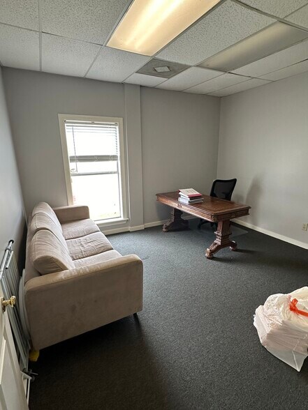 More Photos Of 1350 W Government St, Brandon Office For Lease