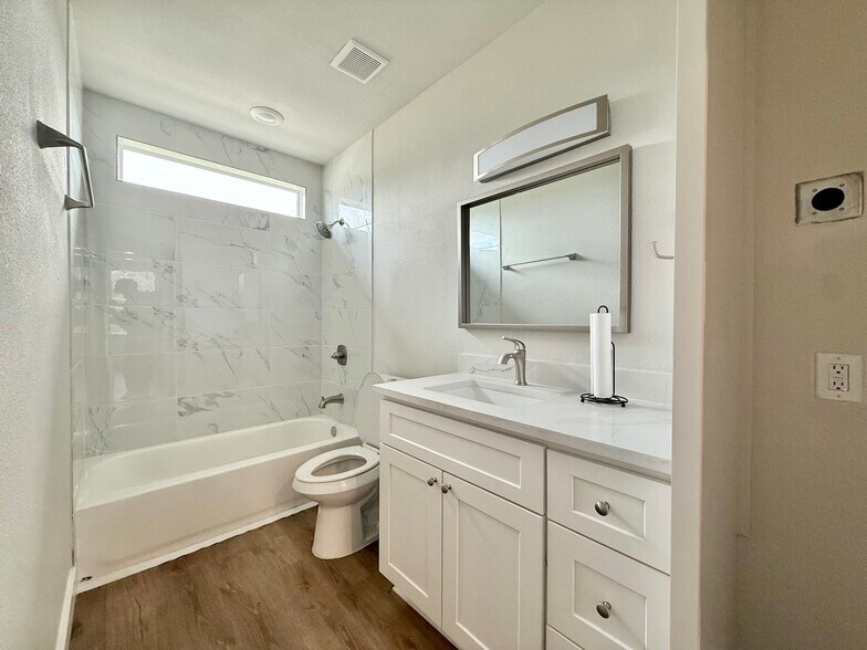 More Photos Of 300 Carmel Creekside Dr, Hutto Warehouse For Sale