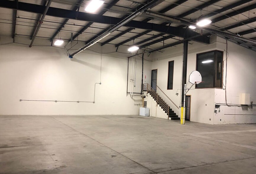 More Photos Of 14007-14015 Industrial Rd, Omaha Light Distribution For Lease