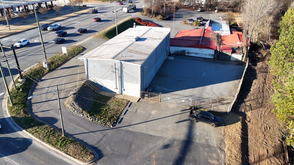 More Photos Of 2304 N Chester St, Gastonia Warehouse For Lease