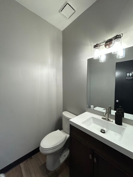 More Photos Of 6201 S 58th St, Lincoln Office For Lease