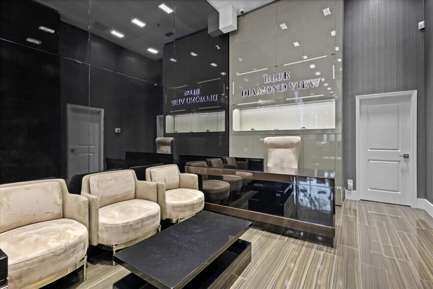 More Photos Of 256 Pharr Rd NE, Atlanta General Retail For Lease