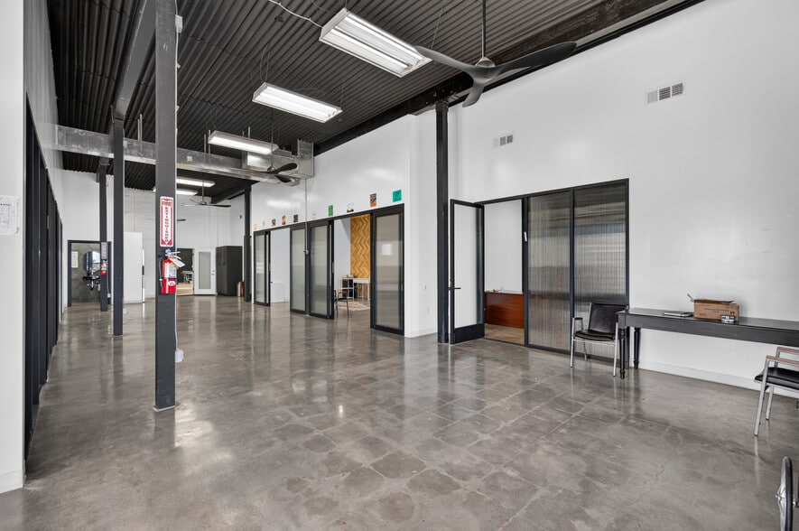 More Photos Of 6023 Hazeltine Ave, Van Nuys Warehouse For Lease