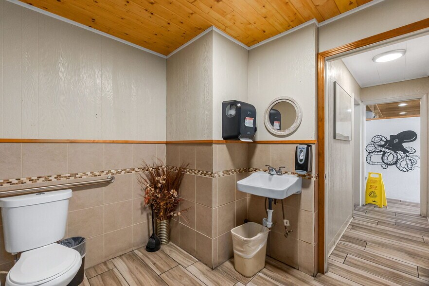 More Photos Of 2401 Westhaven Dr, Westport Flex For Sale