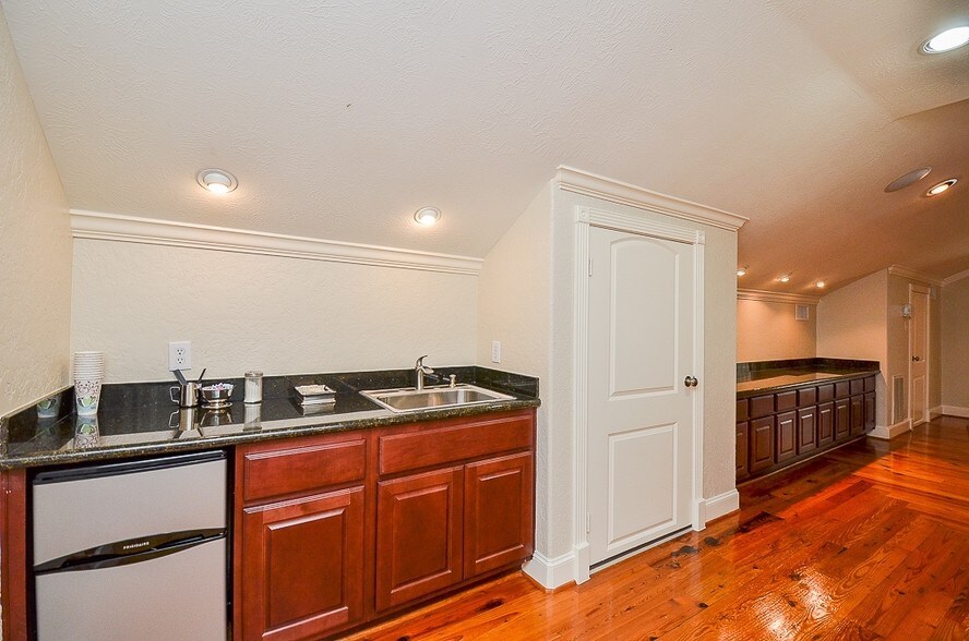 More Photos Of 12802 Willow Centre Dr, Houston Office For Sale