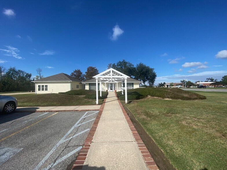 More Photos Of 669 Belle Terre Blvd, La Place Office For Sale