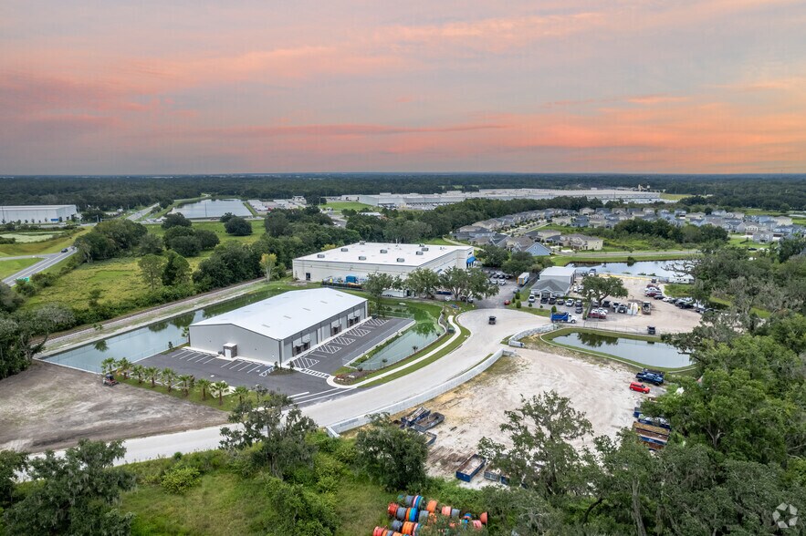 More Photos Of 1802 Corporate Center Ln, Plant City Light Distribution For Lease