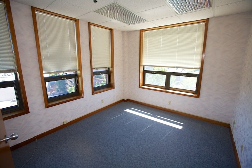 More Photos Of 33 Bartlett St, Lowell Medical For Sale