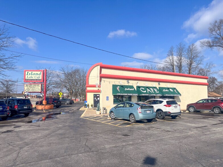 More Photos Of 310 E State Rd, Island Lake Restaurant For Sale