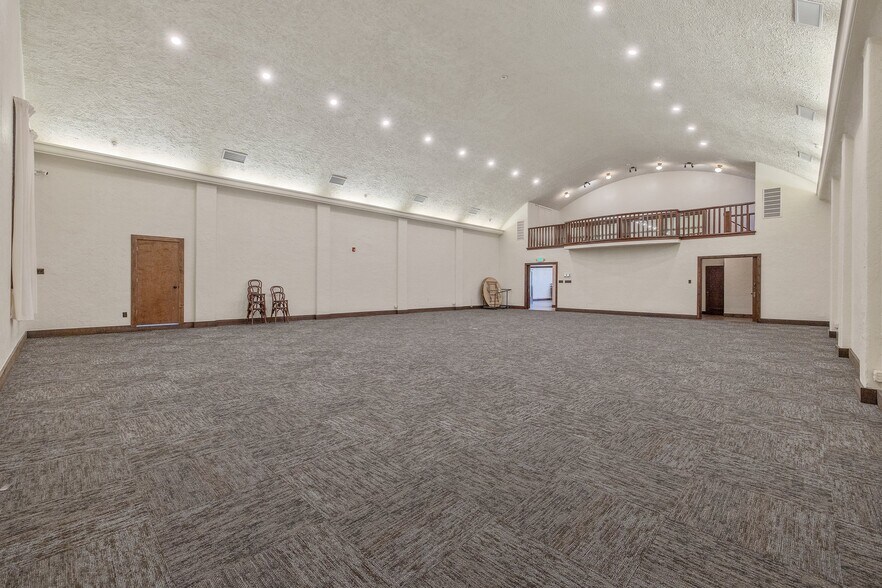 More Photos Of 128 S E St, Exeter Storefront For Sale