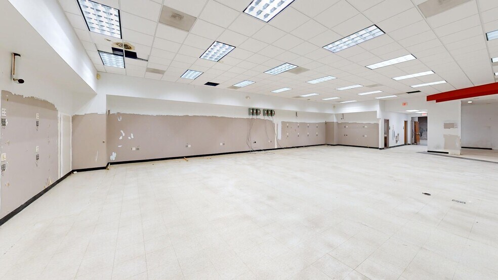 More Photos Of 6514 N Tryon St, Charlotte Freestanding For Lease