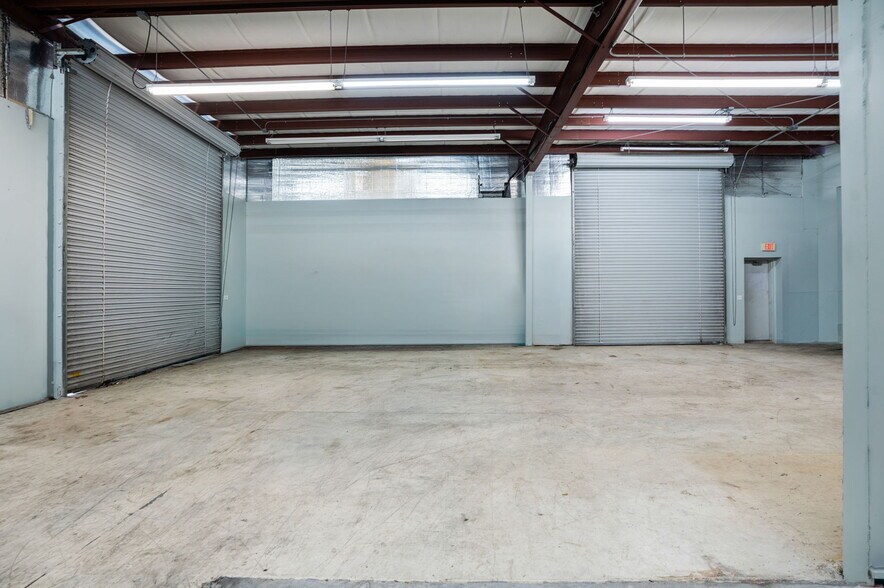 More Photos Of 6834 28th Street Cir E, Sarasota Warehouse For Lease