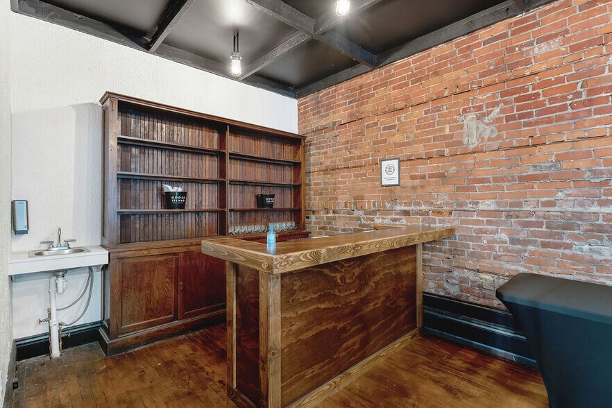 More Photos Of 119 S Calumet Ave, Chesterton Storefront Retail Residential For Lease