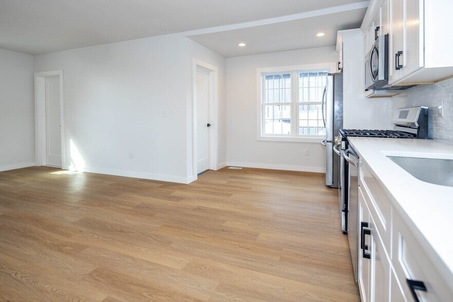 More Photos Of 12 Jansen Ave, Woodbridge Warehouse For Sale