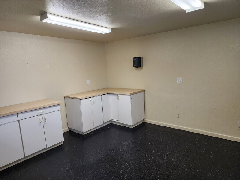 More Photos Of 1515 E Tulare Ave, Tulare Flex For Lease