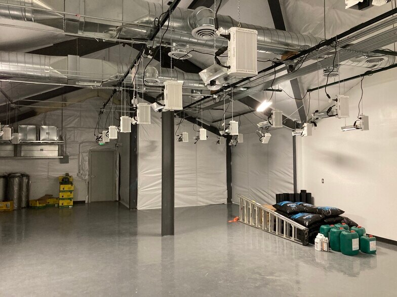 More Photos Of 258 E 5th St, Nederland Industrial For Sale