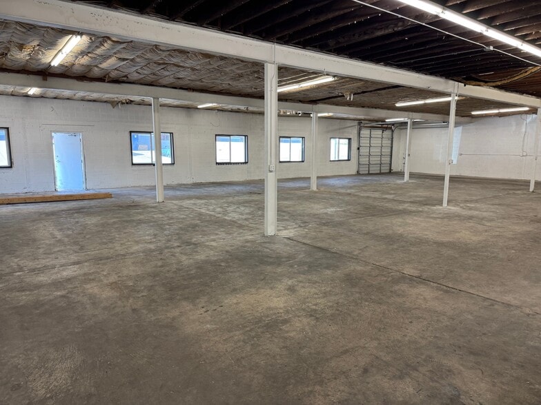 More Photos Of 1433 W Lark Industrial Dr, Fenton Warehouse For Lease