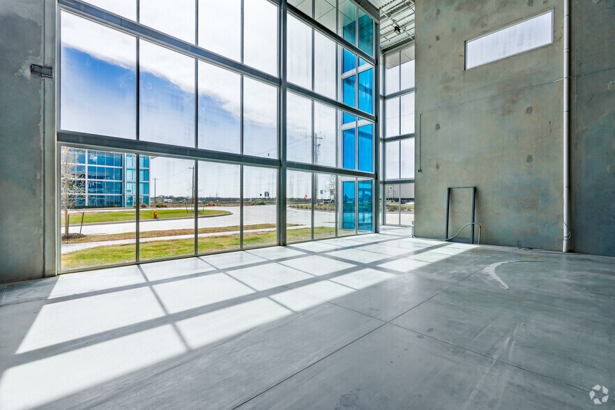 More Photos Of 6200 N Stemmons Fwy, Sanger Distribution For Lease