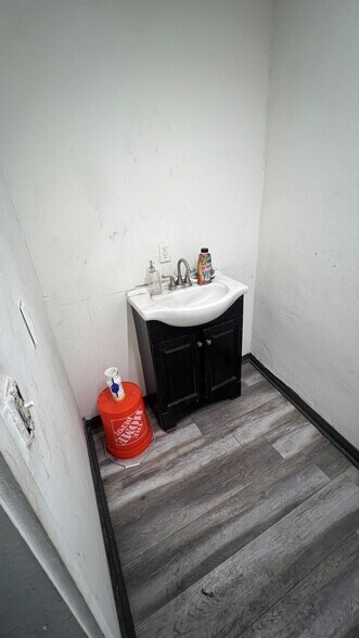 More Photos Of 1800 Essex St, Los Angeles Light Distribution For Lease