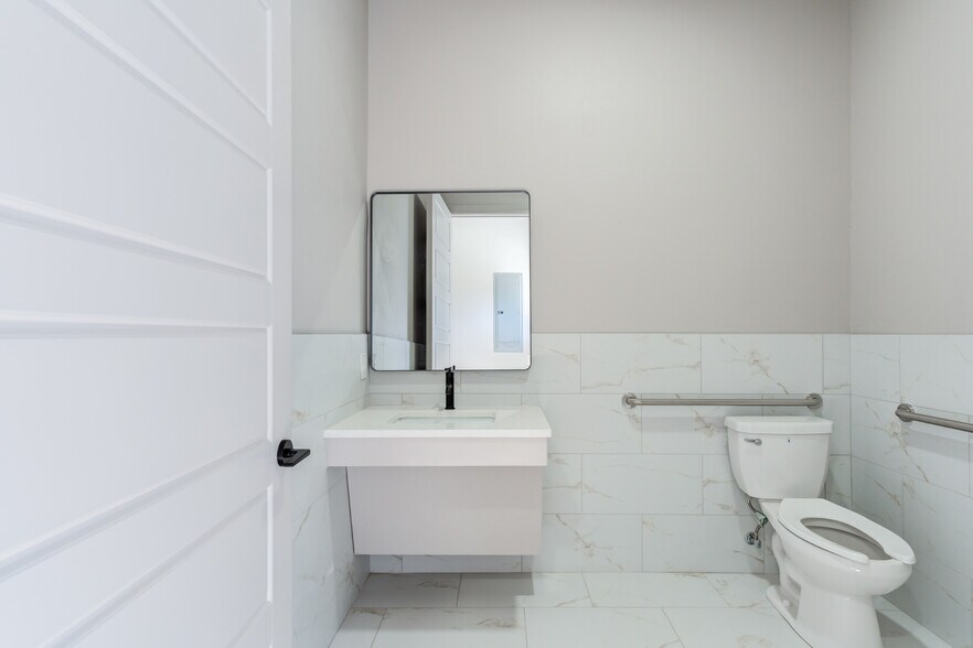 More Photos Of 1420 N Slide Rd, Lubbock Unknown For Lease