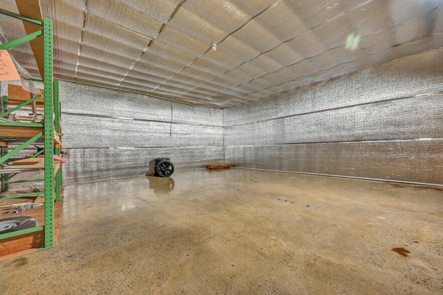 More Photos Of 2391 S Main St, Waterbury Showroom For Sale