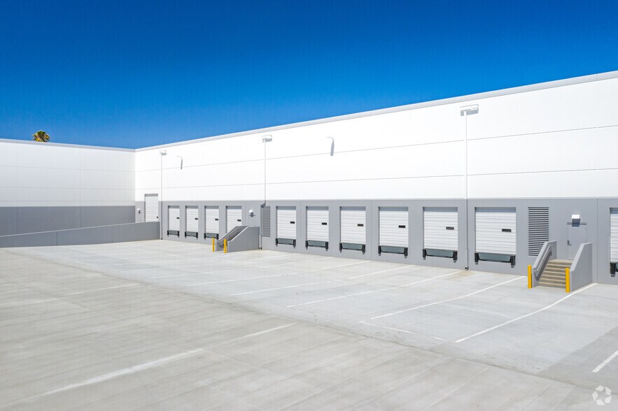 More Photos Of 650 E Dyer Rd, Santa Ana Warehouse For Lease