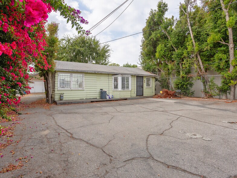 More Photos Of 10746 Magnolia Blvd, North Hollywood Medical For Sale