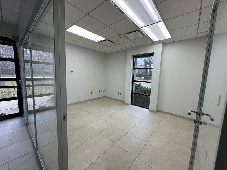 More Photos Of 15162 S Commerce Dr, Dearborn Research And Development For Sale