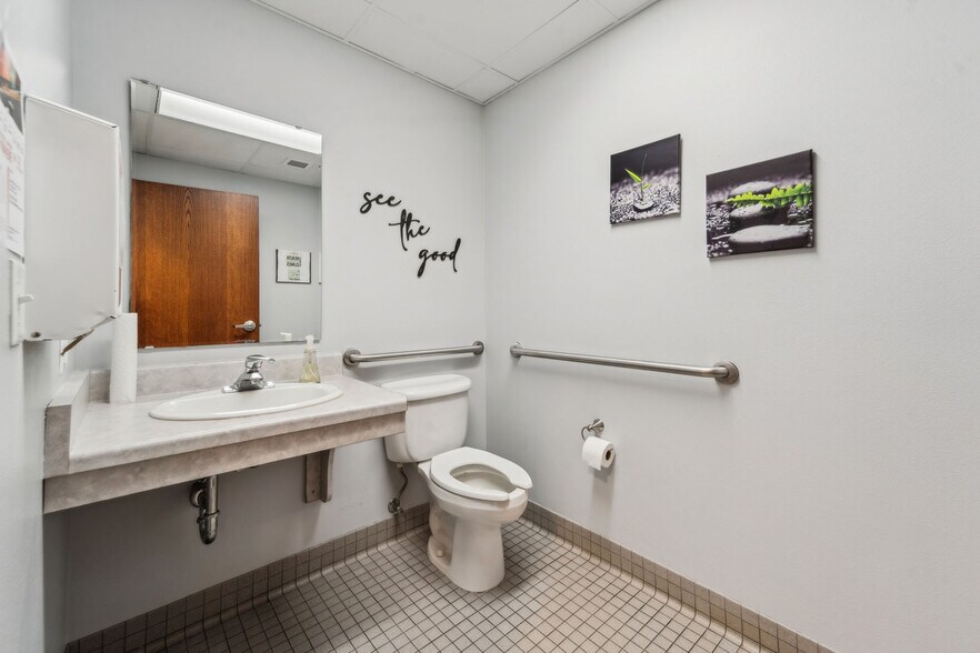 More Photos Of 952 S Park Ave, Fond Du Lac Medical For Sale