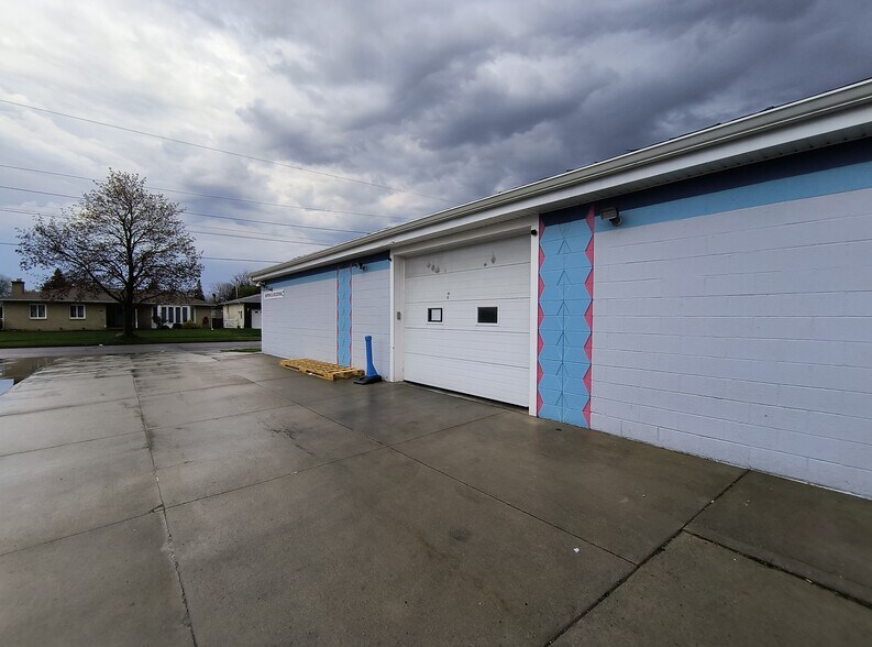 More Photos Of 1386 Lovejoy St, Sloan Warehouse For Lease